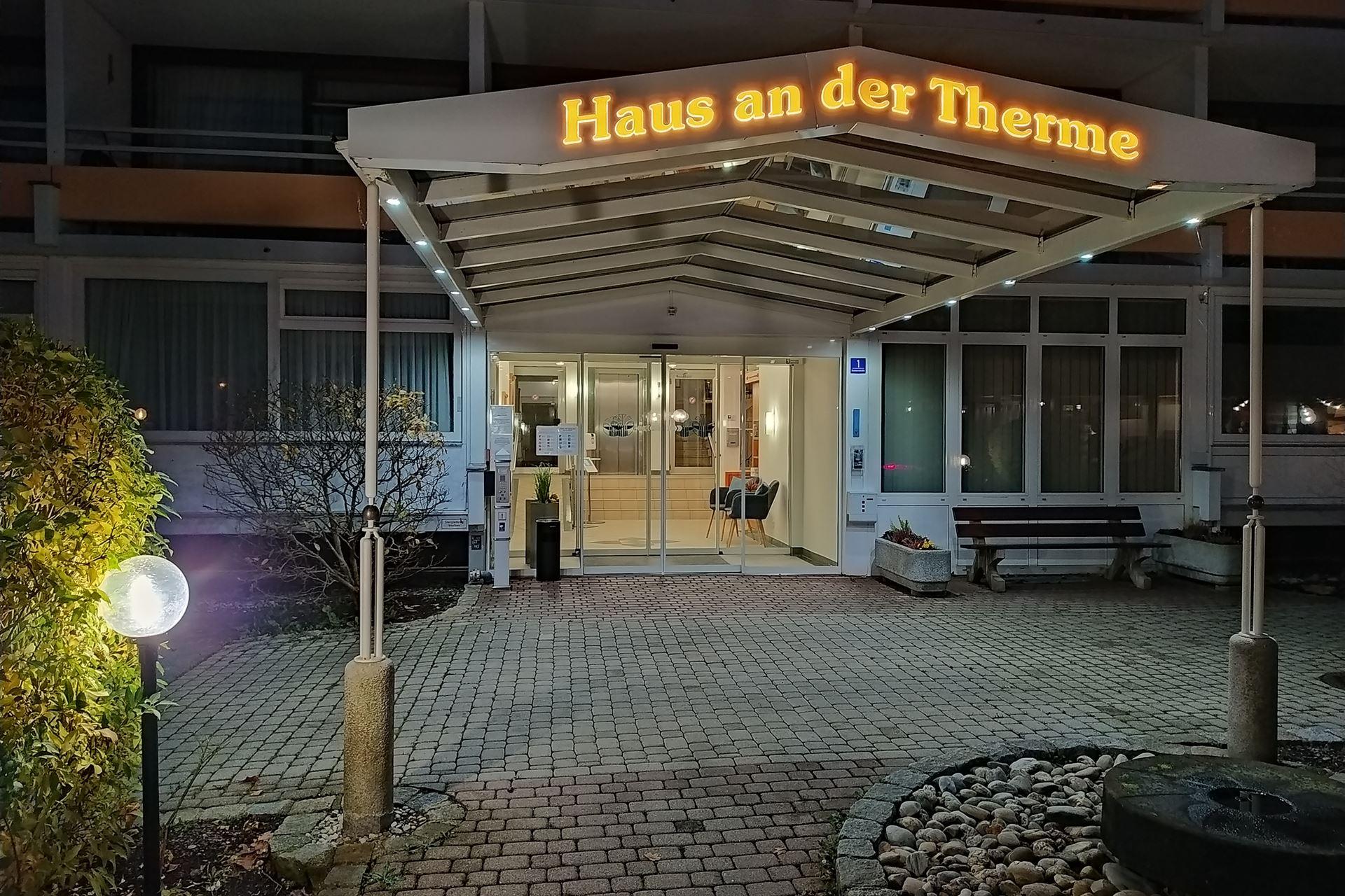 Eingangsbereich Haus an der Therme bei Nacht